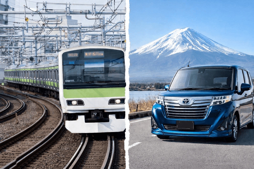 ภาพเปรียบเทียบ รถเช่าญี่ปุ่น กับ รถไฟ อันไหนดีกว่า โดยมีรถไฟสาย Yamanote ทางฝั่งซ้าย และรถ Toyota สีฟ้าพร้อมวิวภูเขาไฟฟูจิทางฝั่งขวา สื่อการตัดสินใจเลือกวิธีเดินทางในญี่ปุ่น