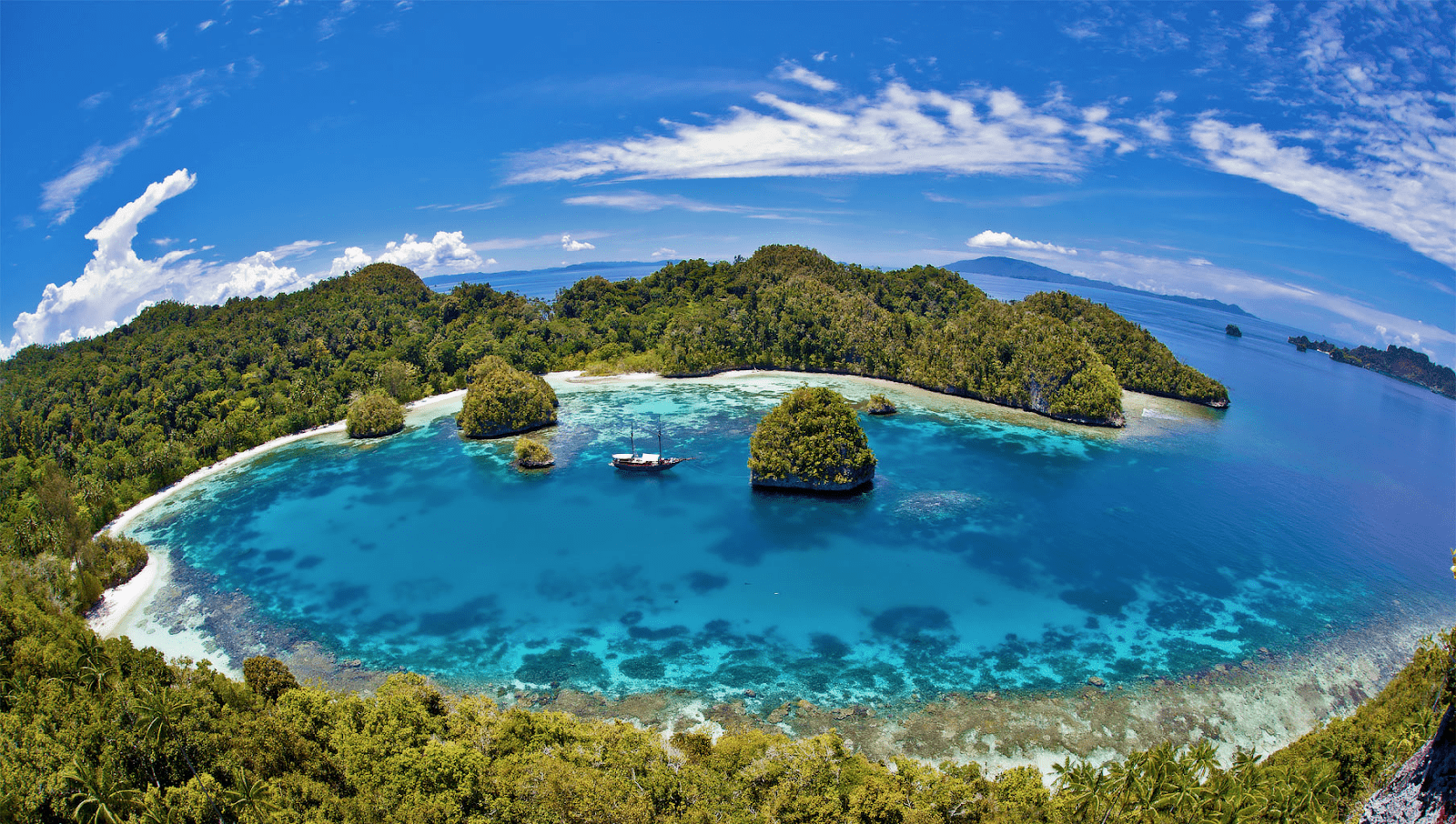 ทัวร์อินโดนีเซีย ที่อัดแน่นด้วยกิจกรรม ทั้งกีฬาทางทะเล ธรรมชาติ อาหารและวัฒธรรมอันสวยงานมที่เป็นเอกลักษณ์ฉพาะตัว 