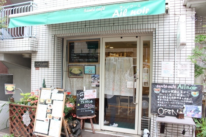 高円寺】ふわふわで真っ白！”シュワッ”ととける絶品オムライスを『アイノワール』で | favy[ファビー] บรรยากาศ หน้าร้าน  และ ข้าวห่อไข่ สุดน่ารัก