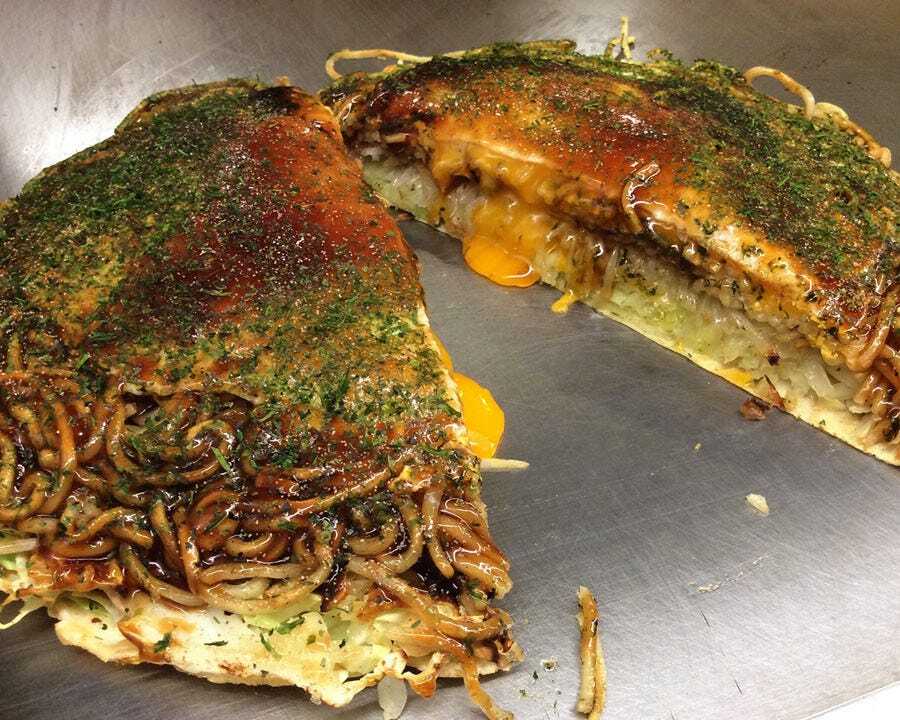 豚肉と卵、焼きそばやキャベツが入っている広島お好み焼き