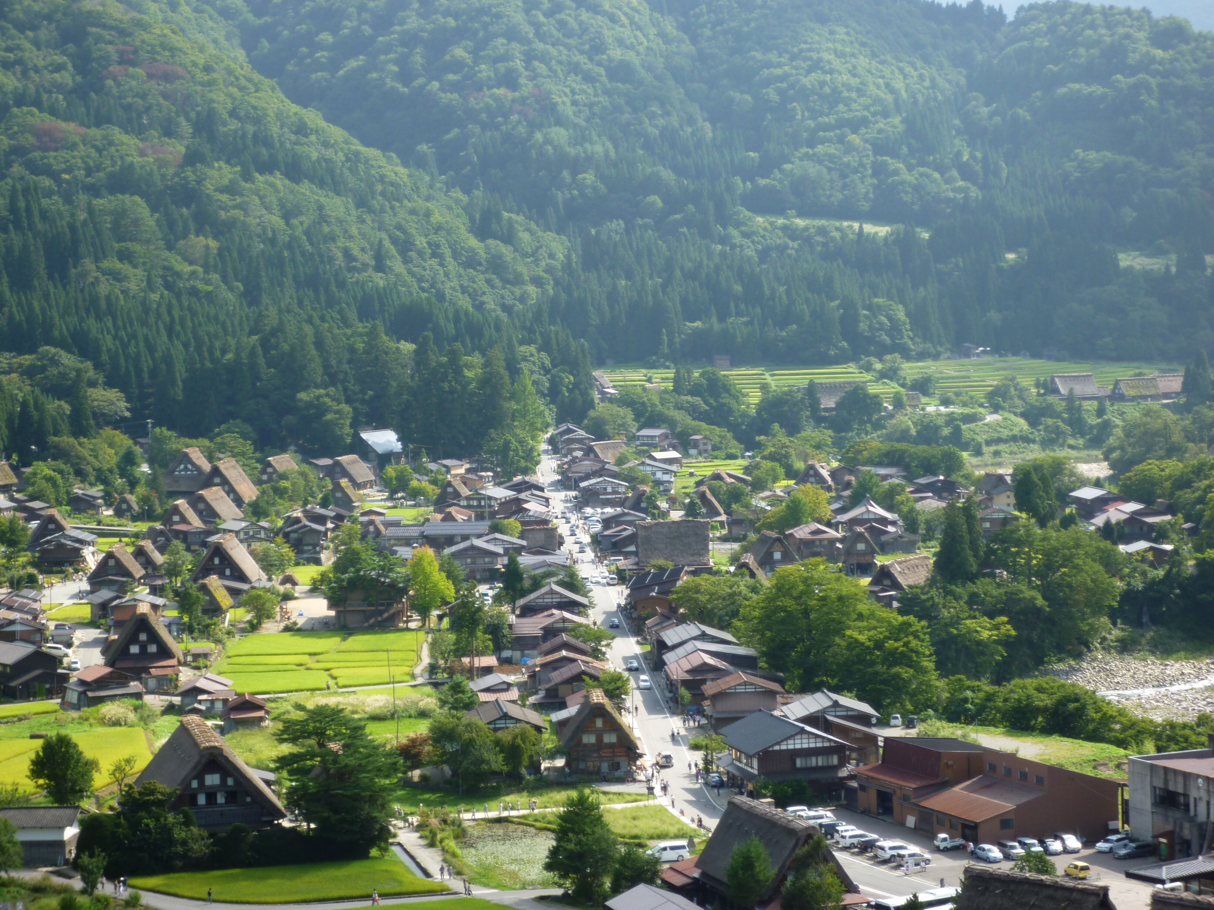 File:白川郷.JPG - Wikimedia Commons ภาพวิวสูง ของ หมู่บ้าน