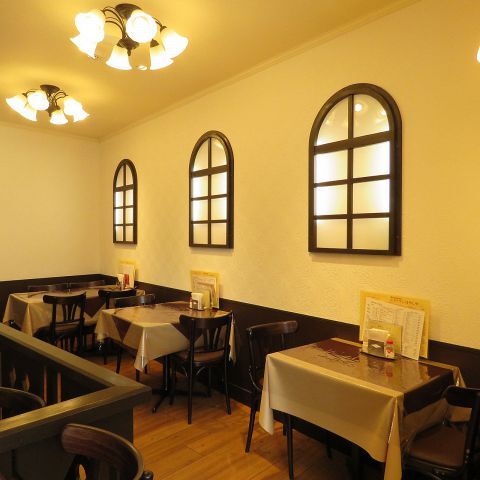 テーブル 126名様×1 บรรยากาศ ที่นั่ง ของทางร้าน
