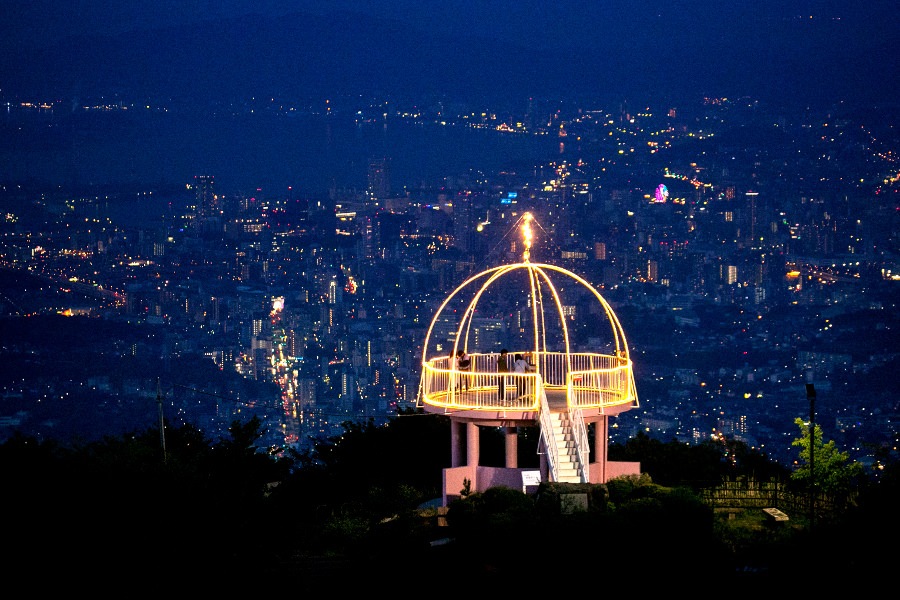 เที่ยวฟุกุโอกะ กับวิวอันตระกานตา ่皿倉山の天空ドーム｜恋人の聖地として有名の北九州屈指の夜景スポット／北九州市 | たびらい